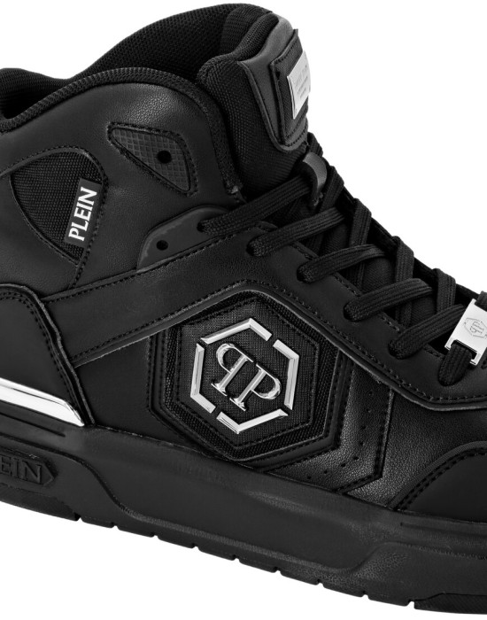 кроссовки  из проверенных материалов спереди