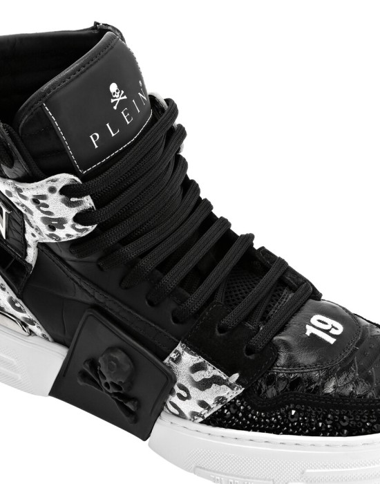 кроссовки  из проверенных материалов спереди