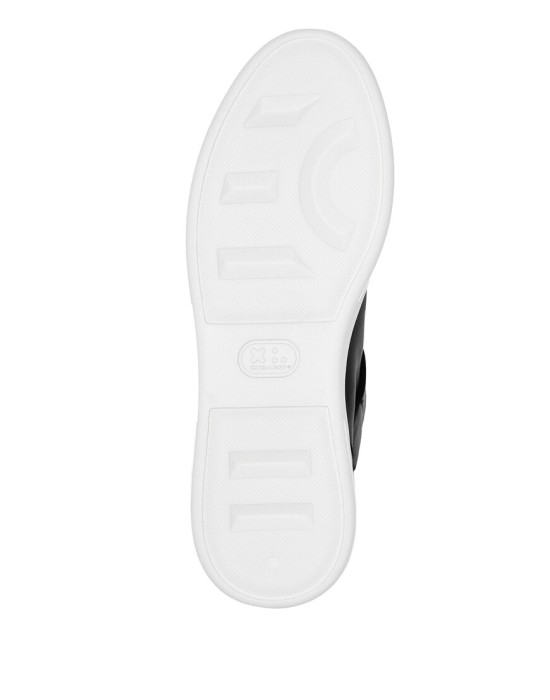 Товар черного цвета с внутренней стороны