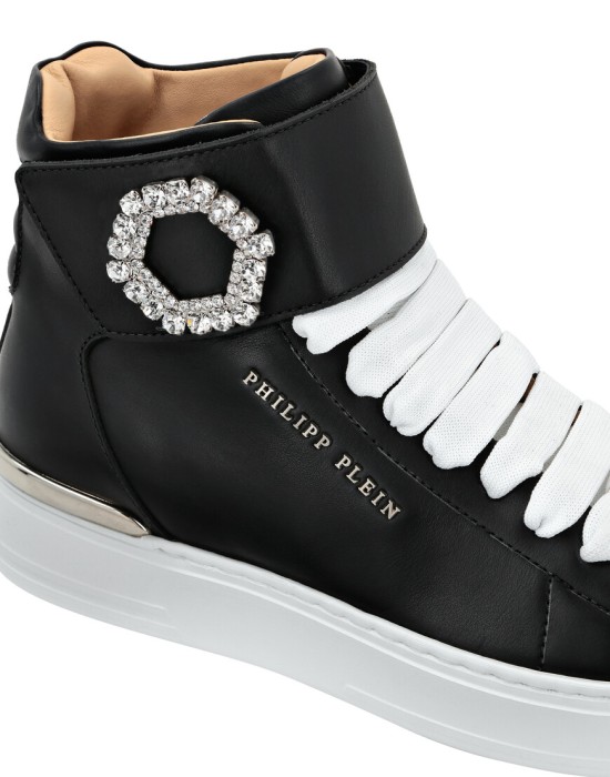 кроссовки  из проверенных материалов спереди