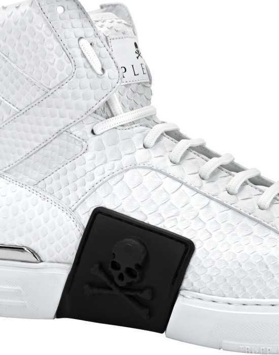 кроссовки  из проверенных материалов спереди