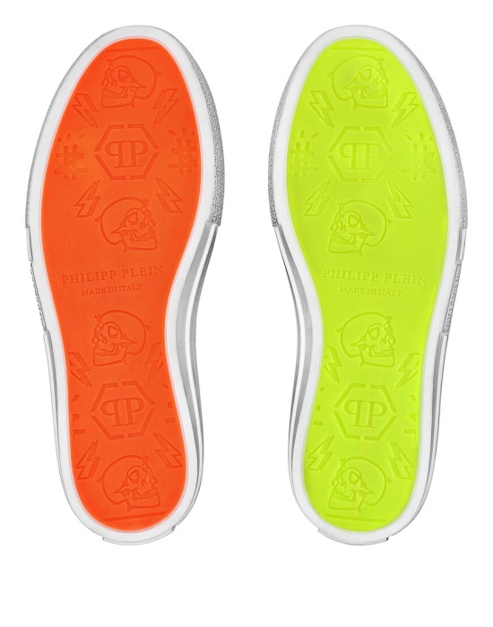 Товар белого цвета с внутренней стороны