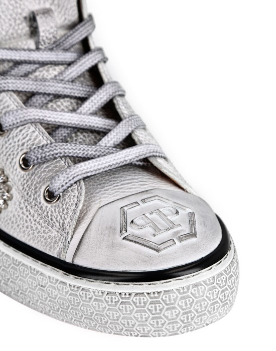 кроссовки  из проверенных материалов спереди