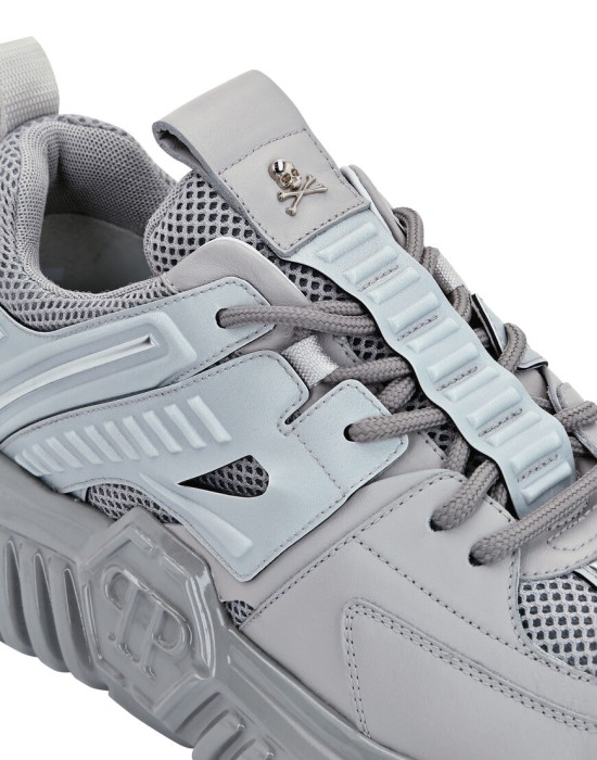 кроссовки  из проверенных материалов спереди