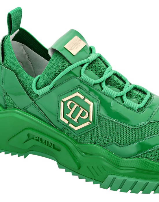 кроссовки  из проверенных материалов спереди