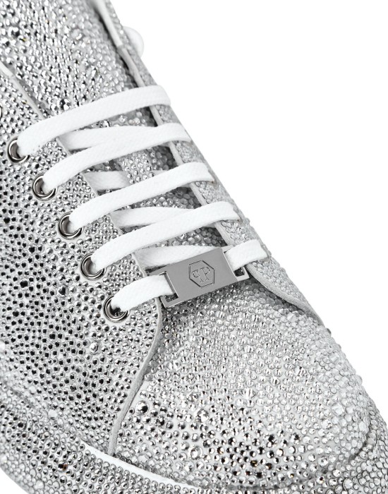 кроссовки  из проверенных материалов спереди