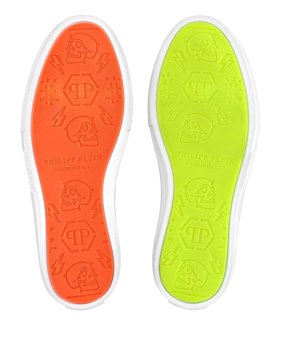 Товар черного цвета с внутренней стороны