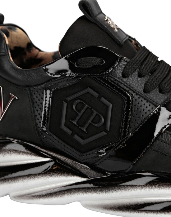 кроссовки  из проверенных материалов спереди