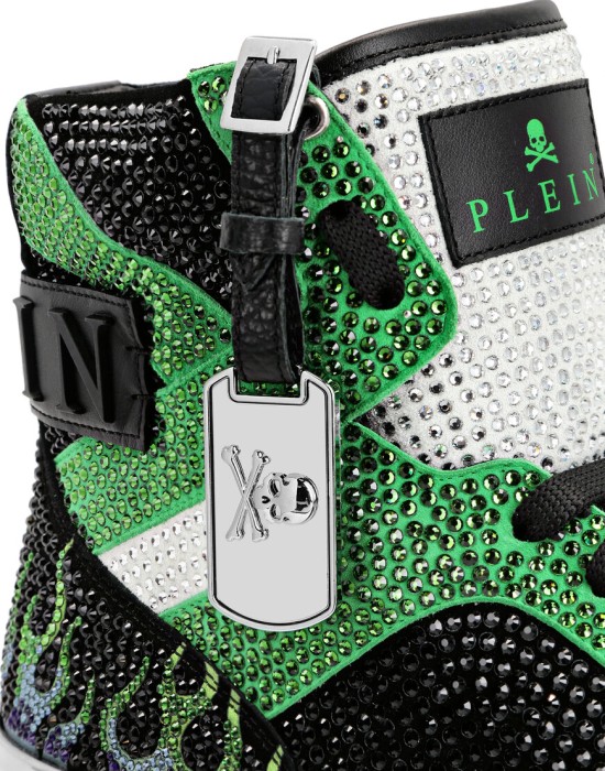 кроссовки  из проверенных материалов спереди