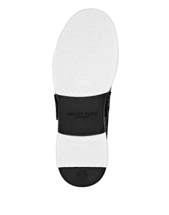 кроссовки  из проверенных материалов спереди