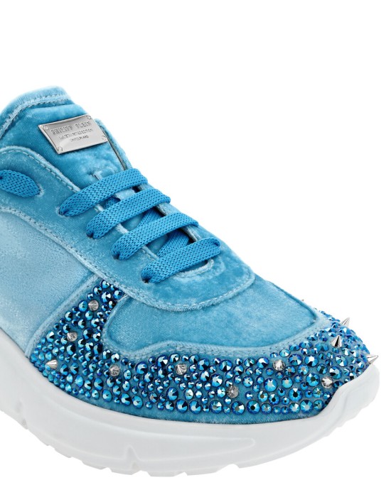 кроссовки  из проверенных материалов спереди