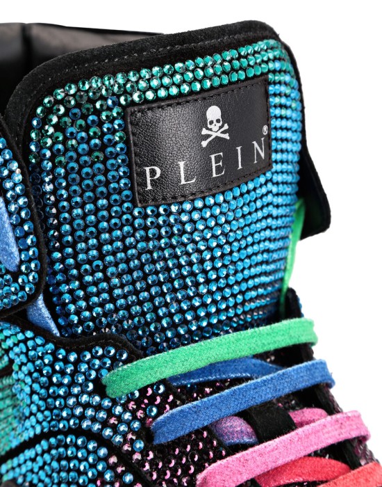 кроссовки  из проверенных материалов спереди