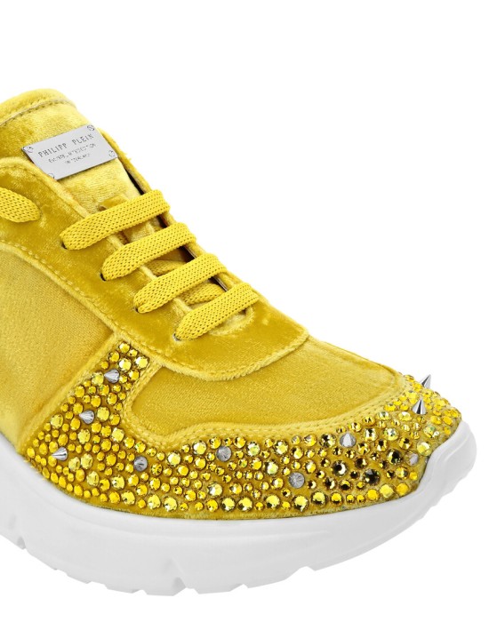 кроссовки  из проверенных материалов спереди