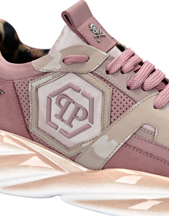 кроссовки  из проверенных материалов спереди