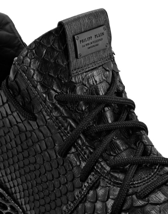 кроссовки  из проверенных материалов спереди