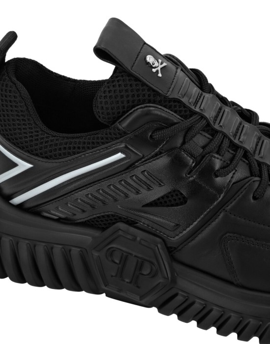 кроссовки  из проверенных материалов спереди