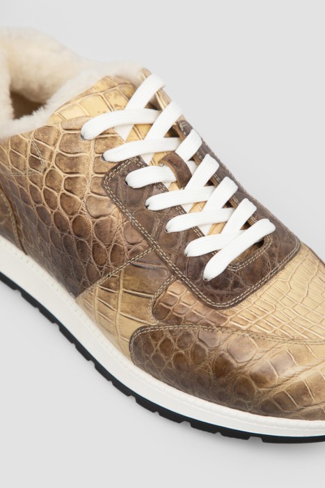 Товар бежевого цвета с внутренней стороны