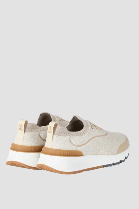 Товар бежевого цвета с внутренней стороны