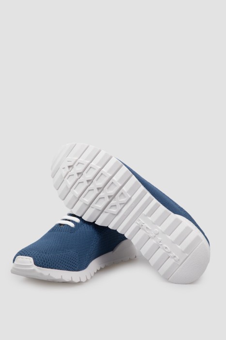 кроссовки  спортивного стиля с лицевой стороны