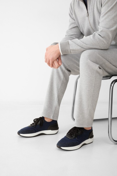 кроссовки  по цене 176000 руб вид справа