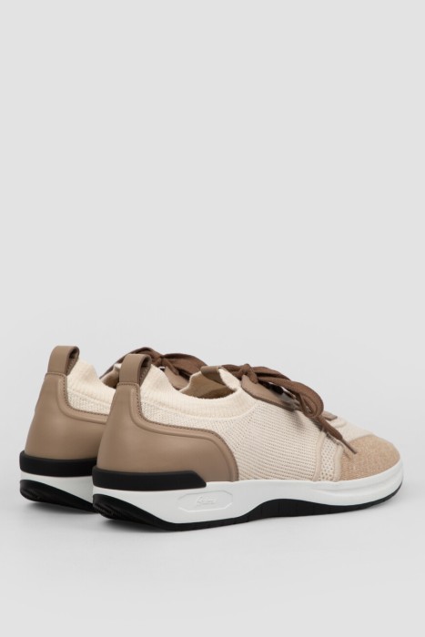 Товар бежевого цвета с внутренней стороны