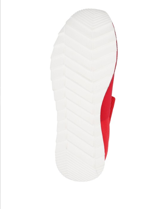 Товар красного цвета с внутренней стороны