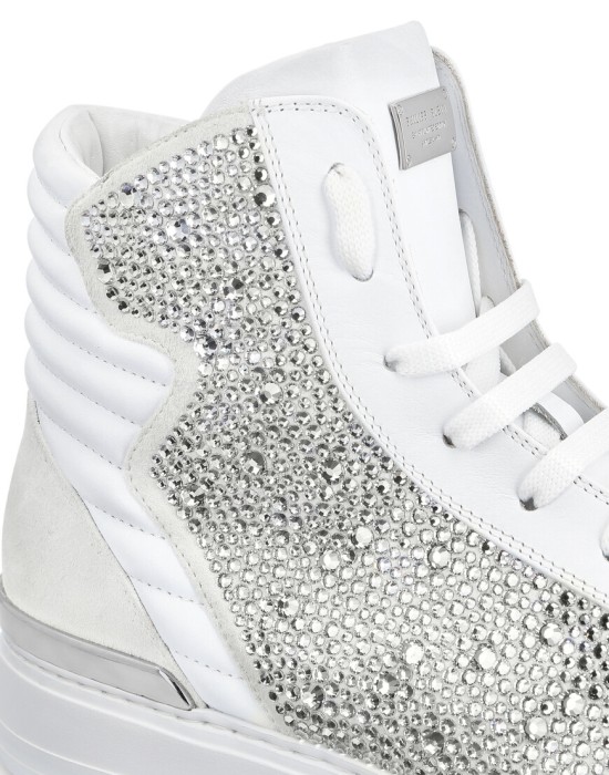 кроссовки  из проверенных материалов спереди