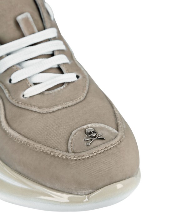 кроссовки  из проверенных материалов спереди