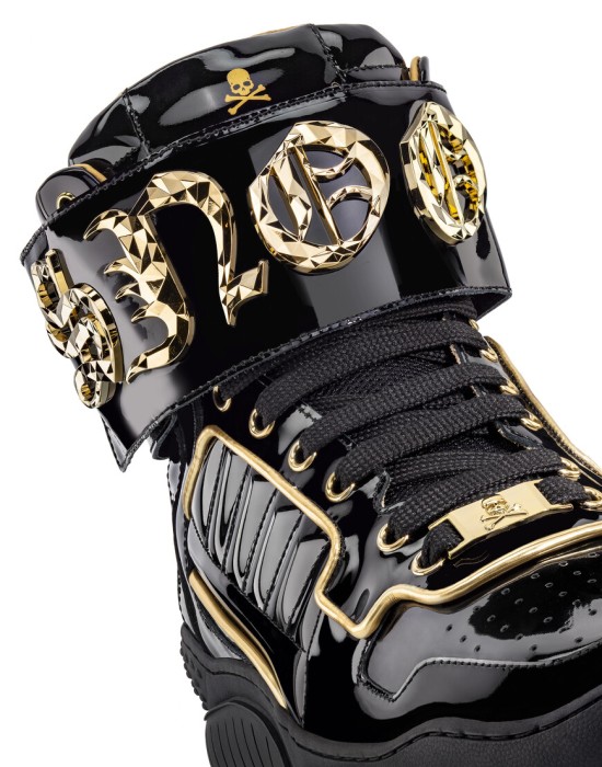 Товар черного цвета с внутренней стороны