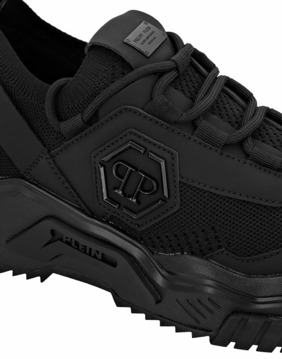 кроссовки  из проверенных материалов спереди