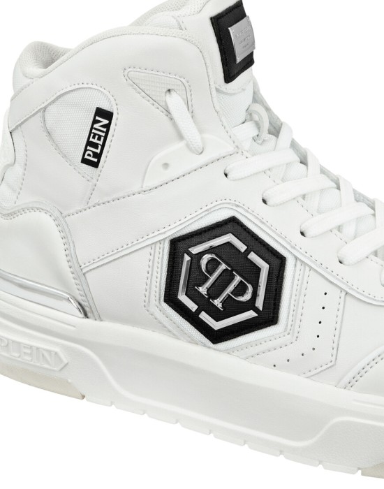 Товар белого цвета с внутренней стороны