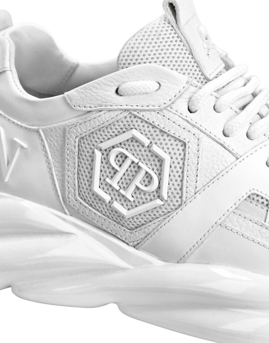 кроссовки  из проверенных материалов спереди