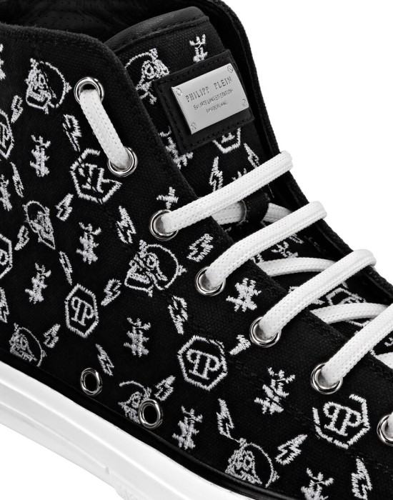 кроссовки  из проверенных материалов спереди