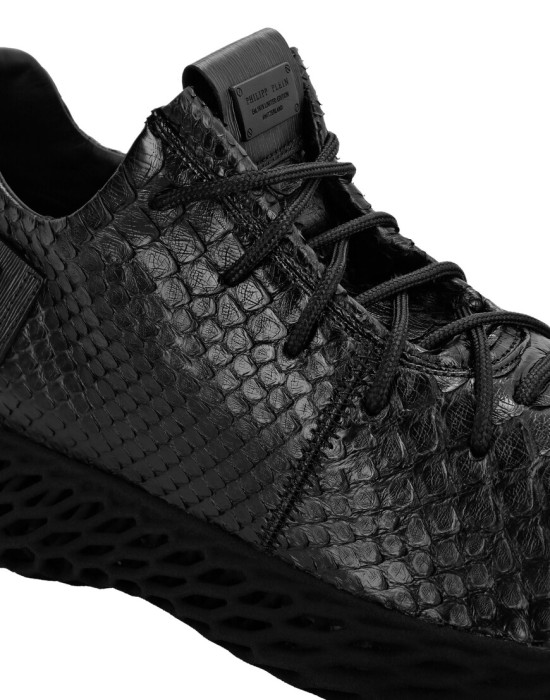 кроссовки  из проверенных материалов спереди