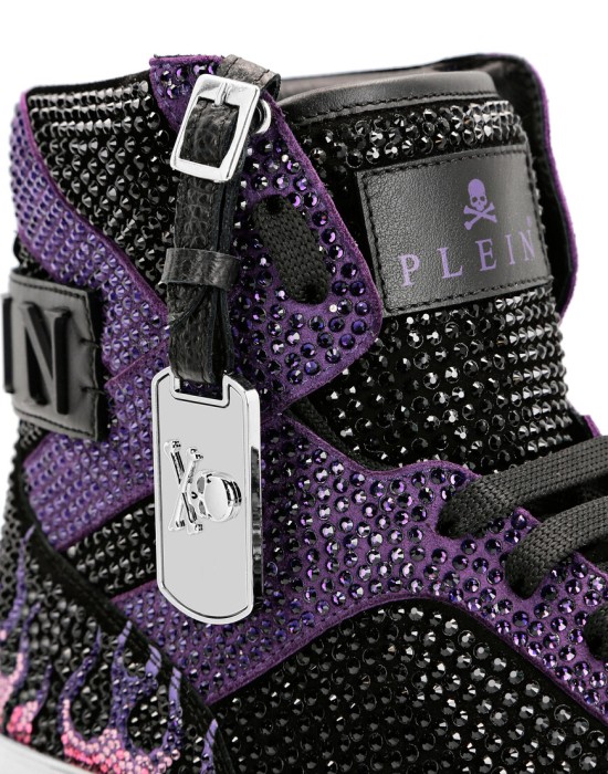 кроссовки  из проверенных материалов спереди