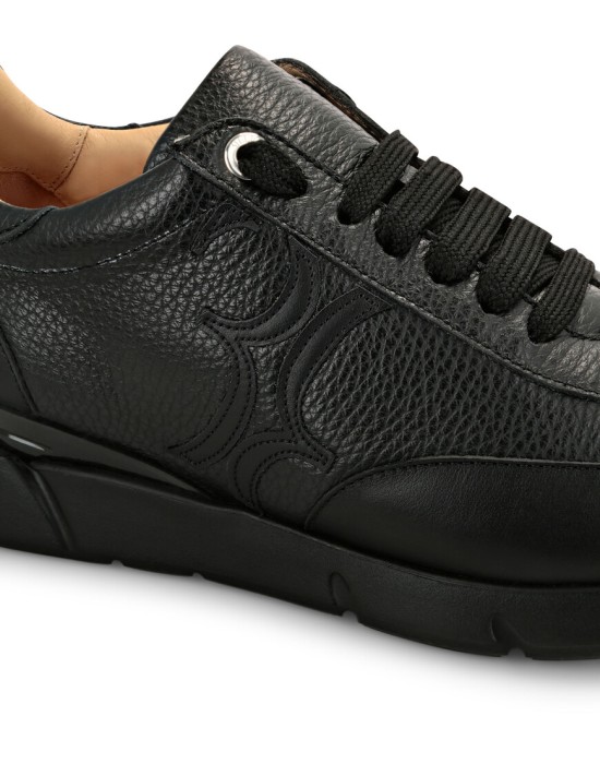 Товар черного цвета с внутренней стороны