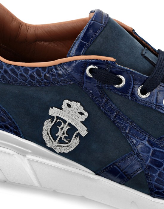 Товар синего цвета с внутренней стороны