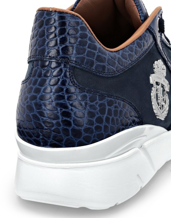 кроссовки  из проверенных материалов спереди