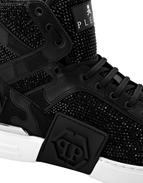 кроссовки  из проверенных материалов спереди