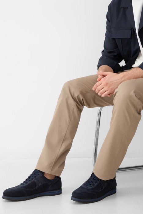 кроссовки  по цене 38500 руб вид справа