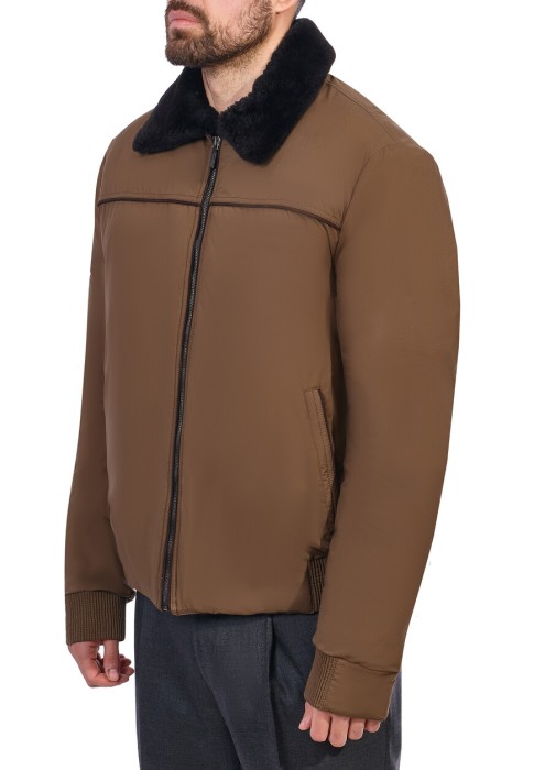 Товар коричневого цвета с внутренней стороны