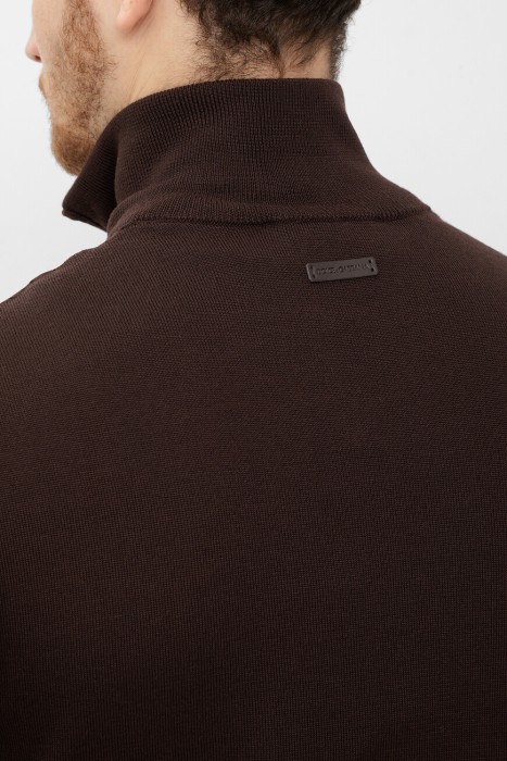 Товар коричневого цвета с внутренней стороны