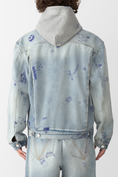 куртка  модель из эксклюзивной коллекции от бренда vetements вид слева