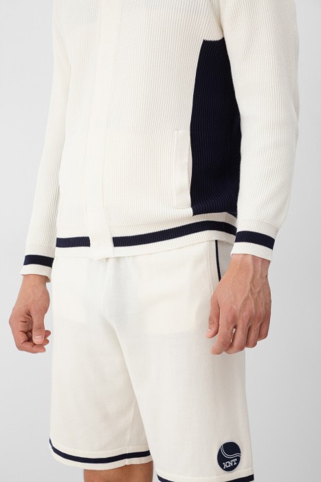 Товар белого цвета с внутренней стороны