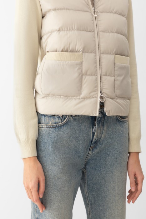 Товар бежевого цвета с внутренней стороны