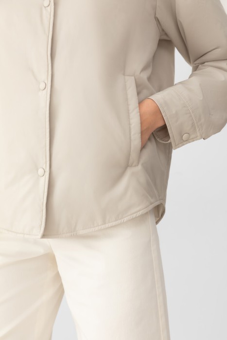 Товар бежевого цвета с внутренней стороны