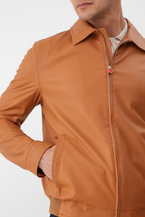 Товар коричневого цвета с внутренней стороны