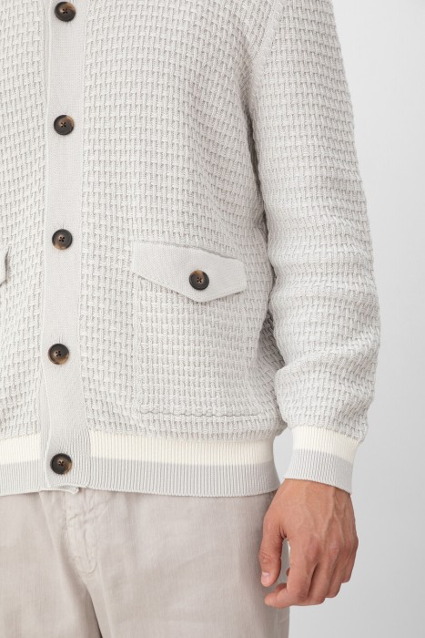 Товар серого цвета с внутренней стороны