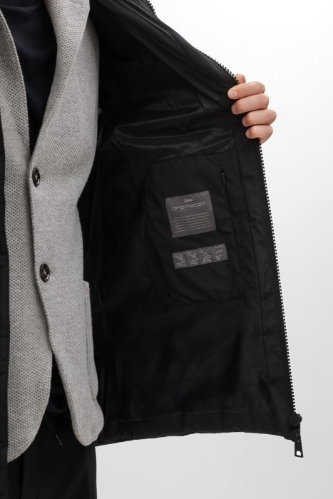 Товар черного цвета с внутренней стороны