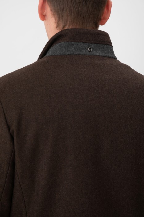 Товар коричневого цвета с внутренней стороны